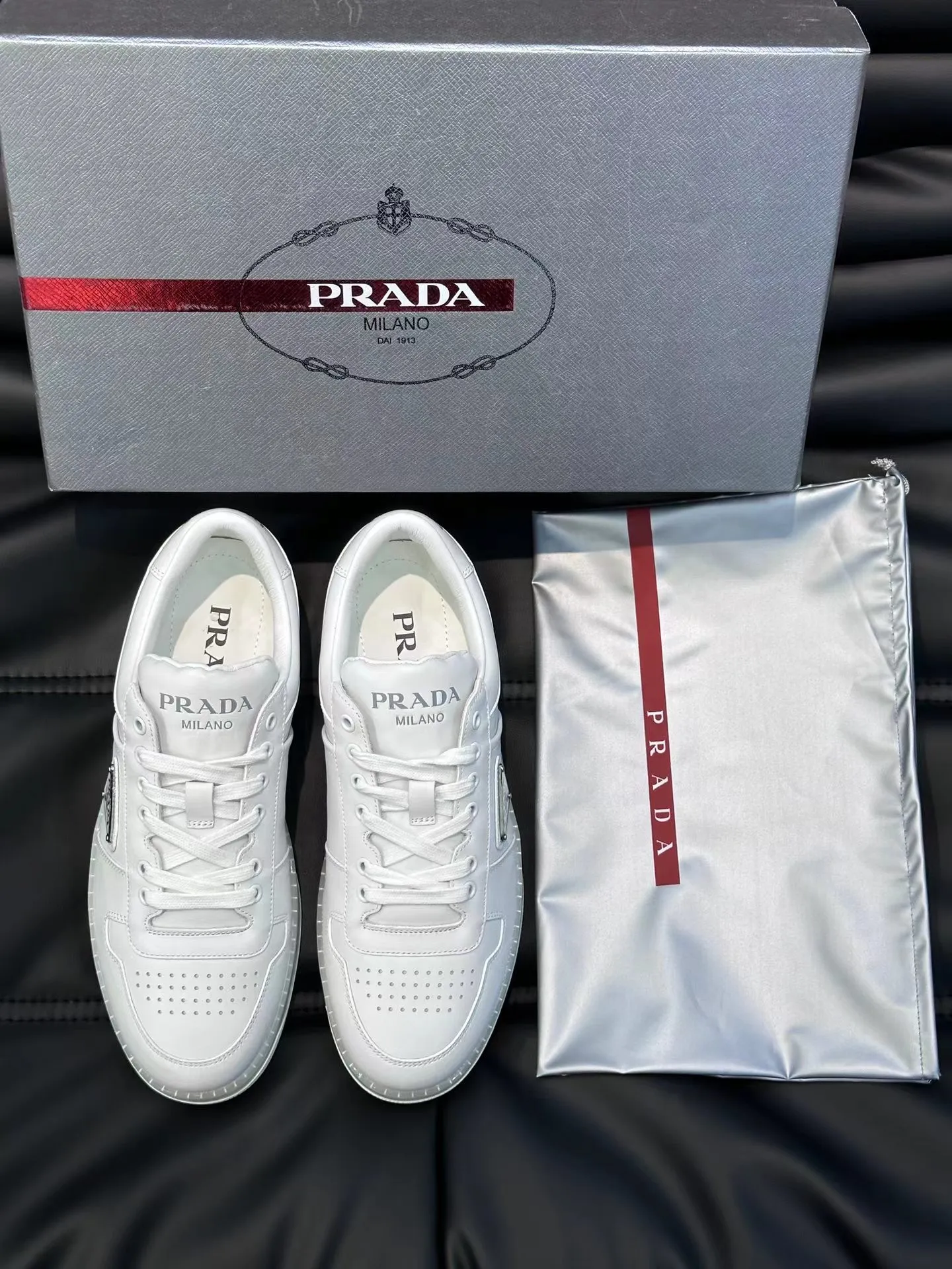 P420 38-45 Prada Prada’s new men’s leather sneakers, the highest version on the market, any comparison is welcome🆚! The original leather has excellent texture and is super high-end! Fetal sheep net lining imported from Italy, removable pad! Luxurious materials and fine workmanship, highly recommended!